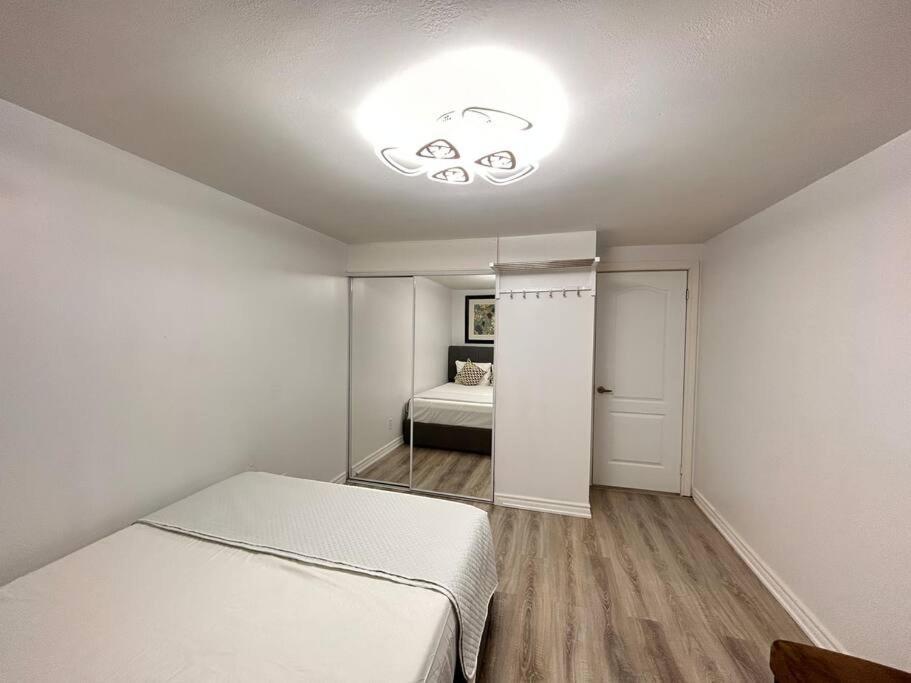 Super Luxury Family Home - 3 Bedrooms, 1 Full Bathroom And 1 Half Washroom With Free Parking, Wifi, Netflix Toronto Exterior photo