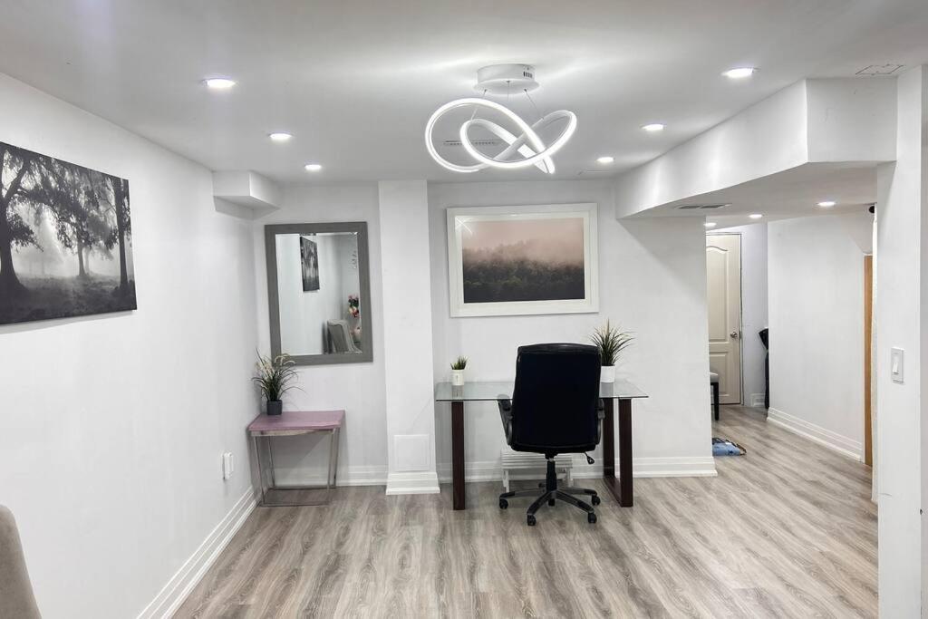 Super Luxury Family Home - 3 Bedrooms, 1 Full Bathroom And 1 Half Washroom With Free Parking, Wifi, Netflix Toronto Exterior photo